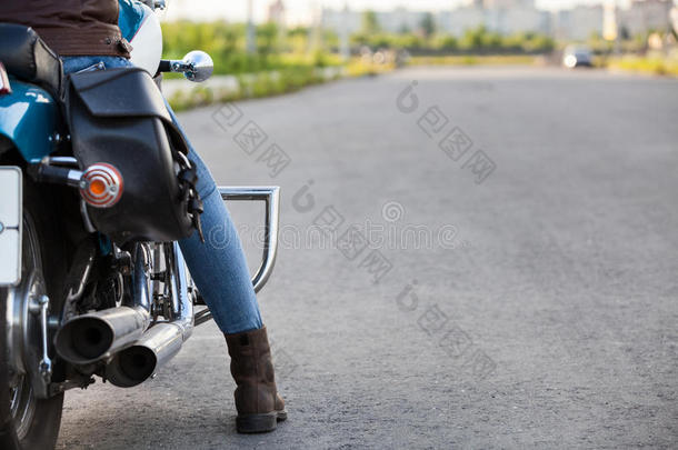 骑摩托车的人起立向指已提到的人公路<strong>准</strong>备好的向旅行,复制品空间