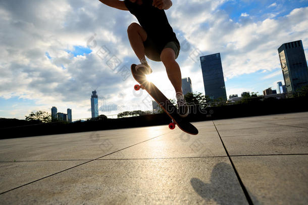 女人滑板运动员骑马滑板在城市