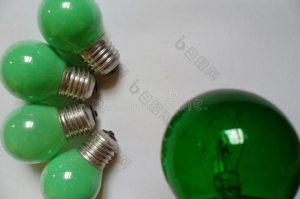 绿色的电的光球茎向白色的背景