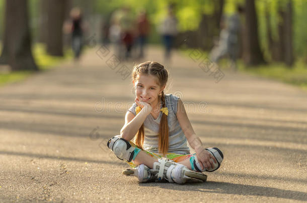 青少年女孩溜冰,一次向沥青和静止的