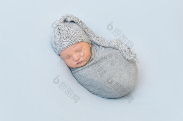 值得崇拜的婴儿和愈合灰色帽子,起绒