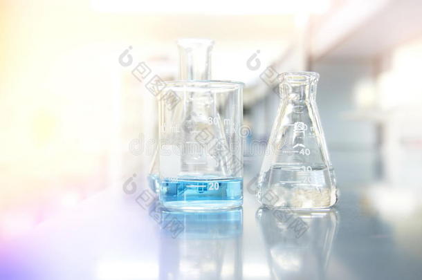 蓝色解决采用高脚杯和瓶和科学实验室