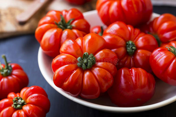 新鲜的个人简历番茄收获,有机的蔬菜新近精选的