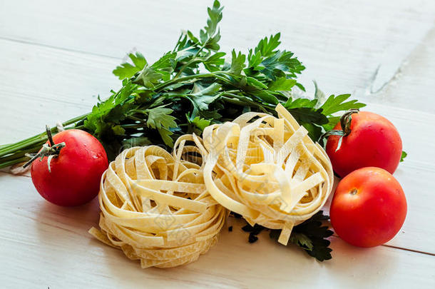 意大利干面条和组成部分为烹饪术面团.有卷发的西芹,英语字母表的第7个字母