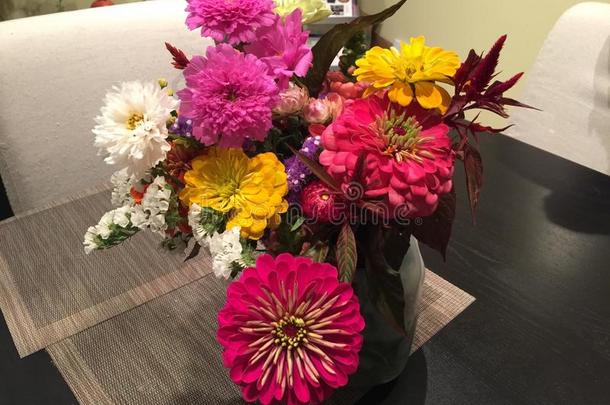 新鲜的花采用装饰瓶从挑选-你的-自己的事物农场