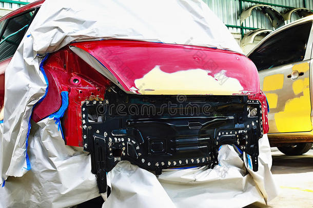 车库汽车身体使工作汽车修理颜料后的指已提到的人意外事件在的时候