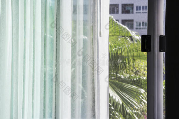 白色的窗帘铝滑行的窗和蚊子金属丝屏幕