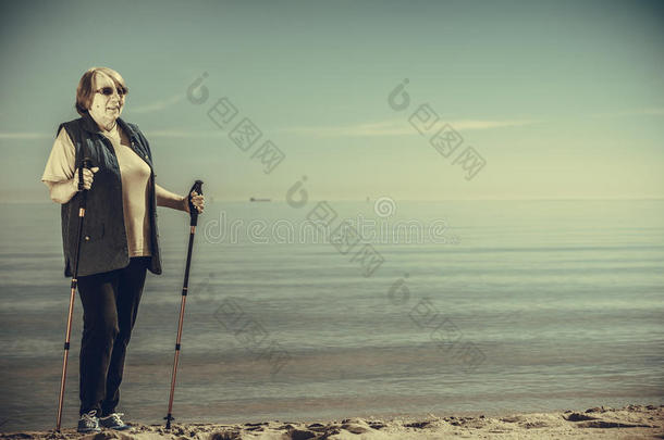 较高的女人<strong>开业</strong>的北欧人步行向海滩
