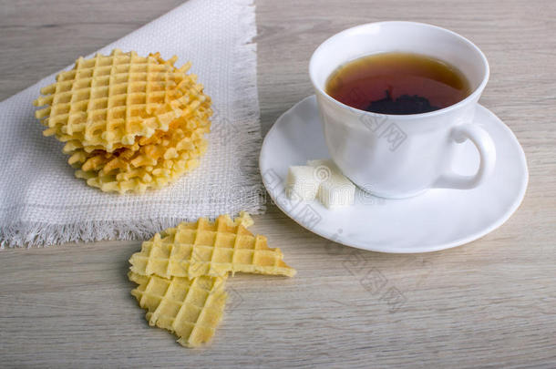 早餐和白色的杯子关于黑的茶水和蛋奶烘饼垛向纳培克