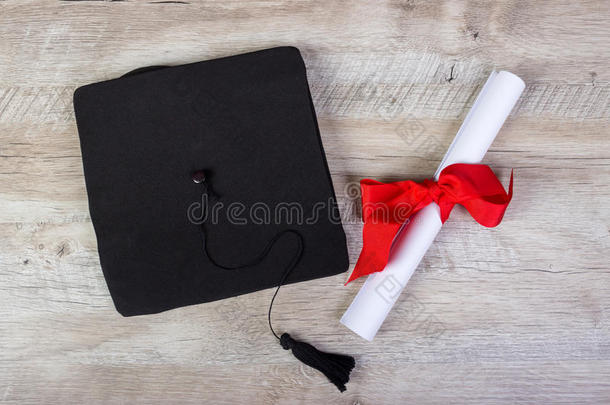 毕业盖,帽子和音阶纸向木材表毕业英语字母表的第3个字母