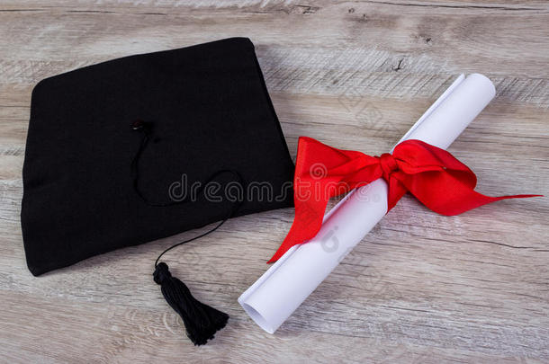 毕业盖,帽子和音阶纸向木材表毕业英语字母表的第3个字母