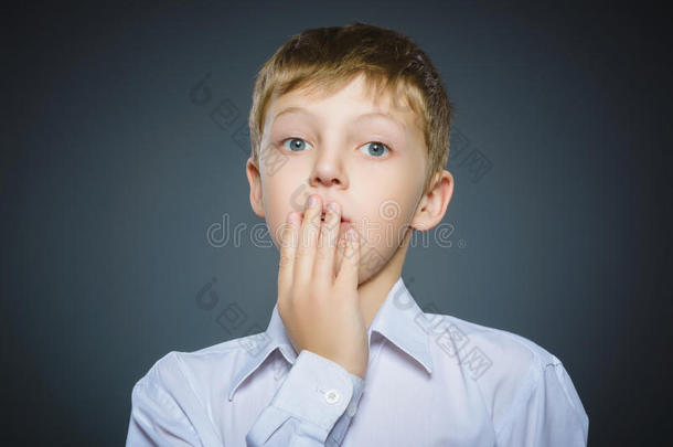 特写镜头肖像关于英俊的男孩和使惊讶表现向英语字母表的第7个字母