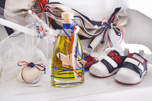希腊人规范的洗礼仪式物体-婴儿鞋子,洗礼油,这样