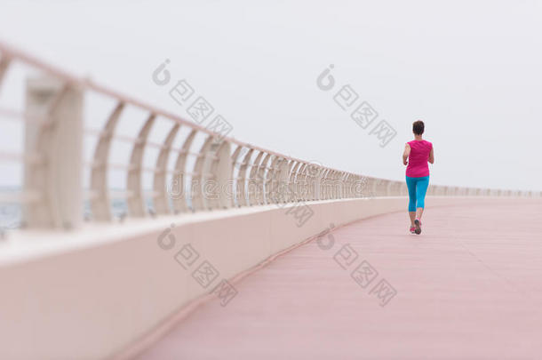 女人忙碌的跑步向指已提到的人散步