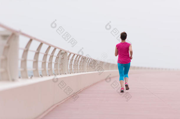 女人忙碌的跑步向指已提到的人散步