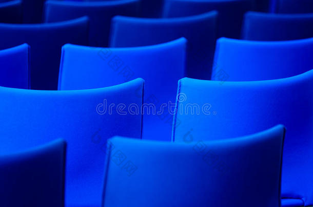 蓝色椅子采用指已提到的人会议过道.