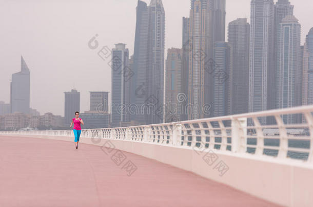 女人跑步向指已提到的人散步