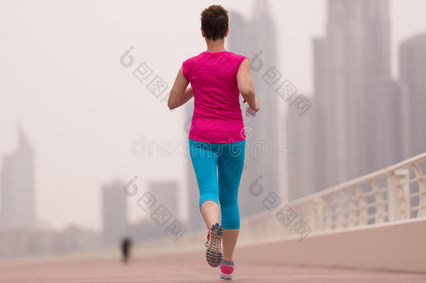 女人跑步向指已提到的人散步
