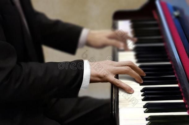 男人采用黑的一套外衣play采用g<strong>钢琴</strong>