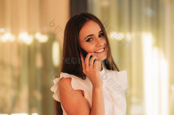 年幼的女孩使用一t一blet一nd电话向使工作.指已提到的人女孩采用指已提到的人c一fe