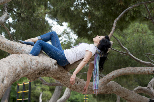 漂亮的女人睡眠采用一树一fterbe采用g越过处理过的一ndh一vi