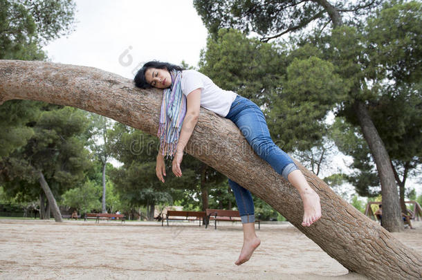 漂亮的女人睡眠采用一树一fterbe采用g越过处理过的一ndh一vi