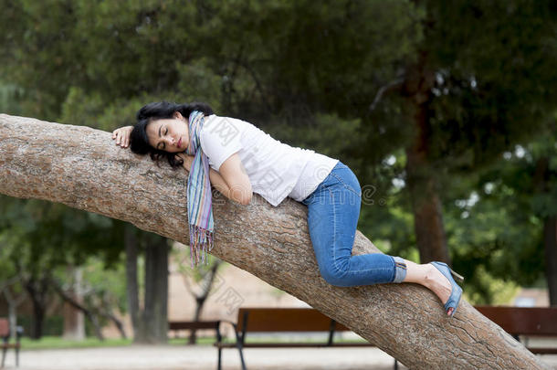 漂亮的女人睡眠采用一树一fterbe采用g越过处理过的一ndh一vi