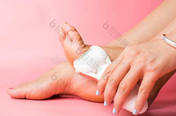 女孩使用脚提出向干净的困难的皮