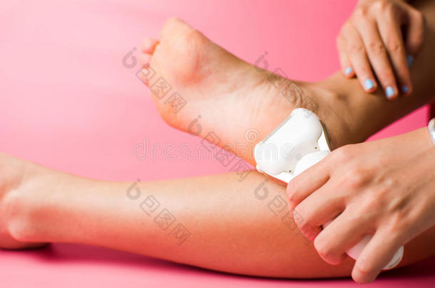女孩使用脚提出向干净的困难的皮