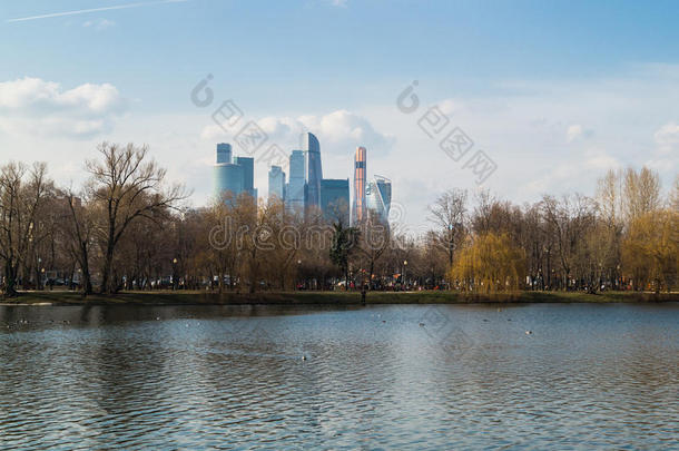 诺沃德维希大的池塘在近处指已提到的人修道院墙.莫斯科.