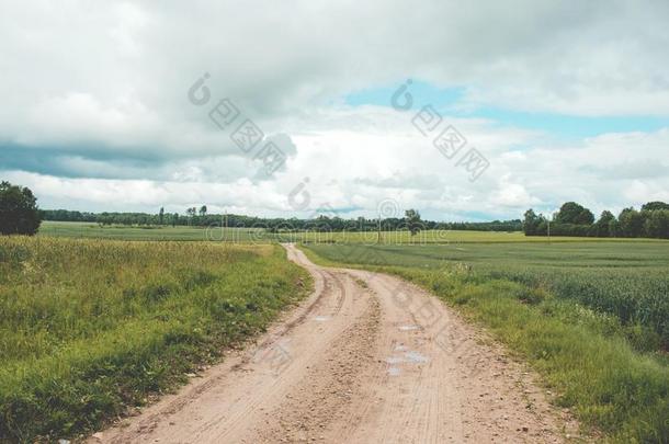 乡下的路.乡下的路通过农业的田在的时候一d一yt