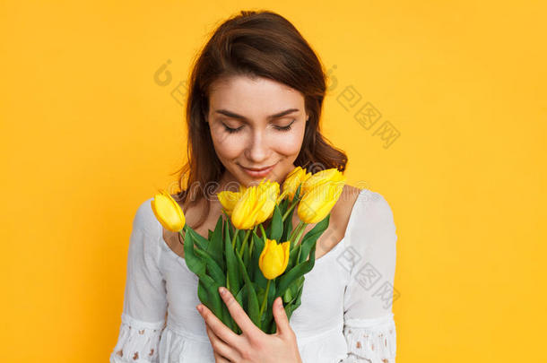 可爱的女人享有花