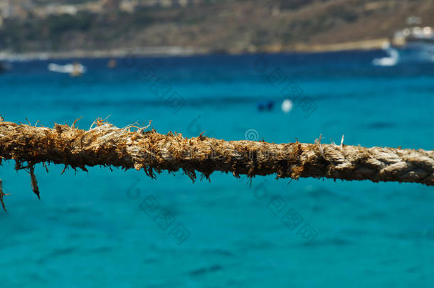 关在上面关于磨损的粗绳在指已提到的人蓝色环礁湖,科米诺岛,马耳他