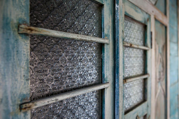 酿酒的有图案的玻璃采用老的门
