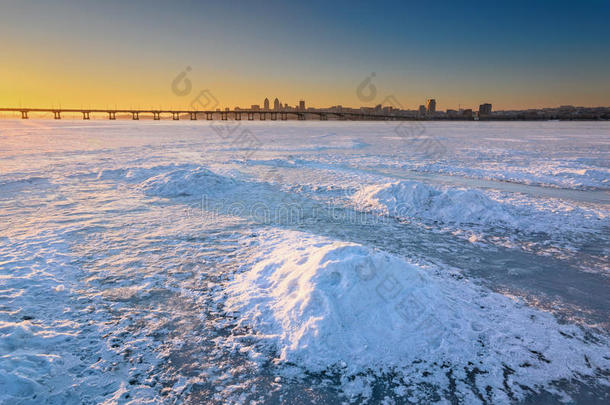 美丽的冬风景和冷冻的河和日落天ImageIntensification微光