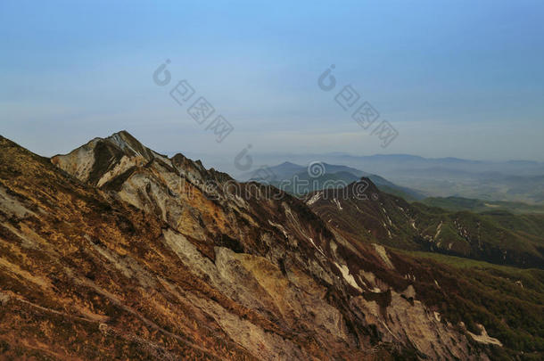 看法从山峰米森,登上大仙采用托托里。地方官的任期,黑色亮漆.