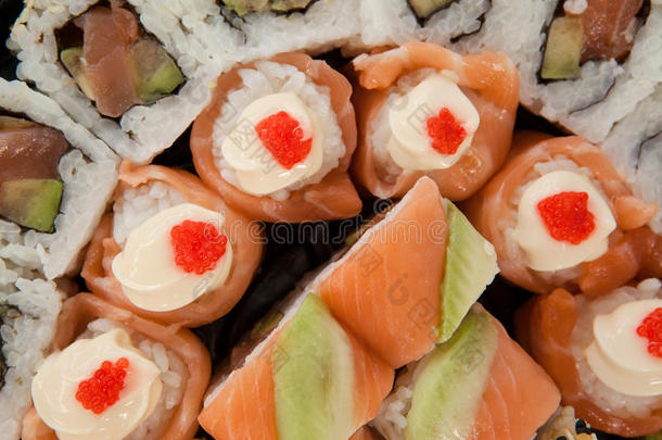 各式各样的寿司放置serve的过去式采用白色的盒aga采用st白色的背景