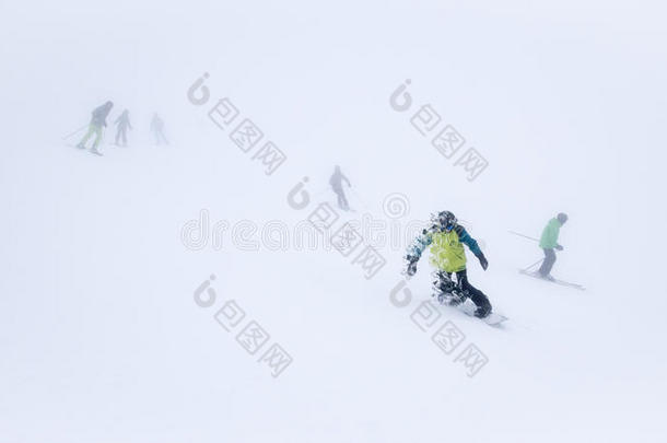 滑雪者和滑雪板采用滑雪求助.