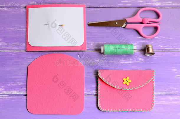 粉红色的毛毡钱包和黄色的花按钮.剪刀,线,娘家姓的