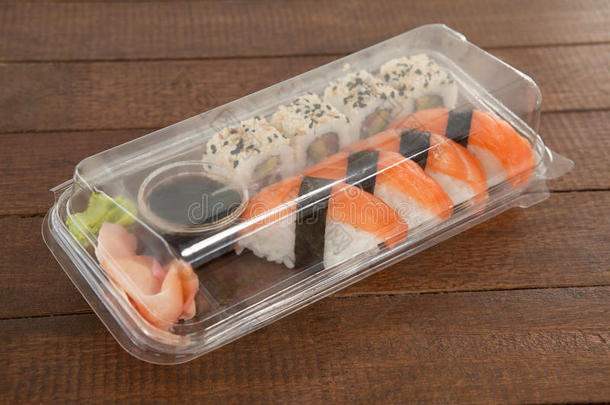 生鱼片寿司和乌拉马基寿司受人资助控制的和大豆调味汁采用一pl一stic盒