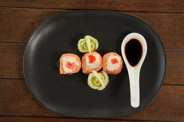 num.三生鱼片寿司寿司serve的过去式和大豆调味汁采用黑的盘子