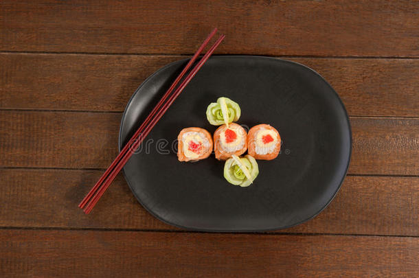 num.三生鱼片寿司寿司serve的过去式采用黑的盘子和筷子