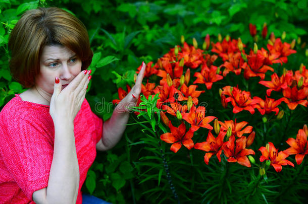 女人和一过敏的<strong>鼻炎</strong>在近处百合花采用自然
