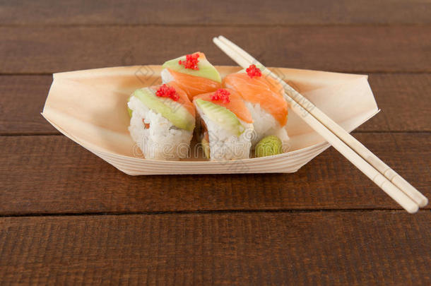 num.四乌拉马基寿司serve的过去式和筷子采用木制的小船盘子