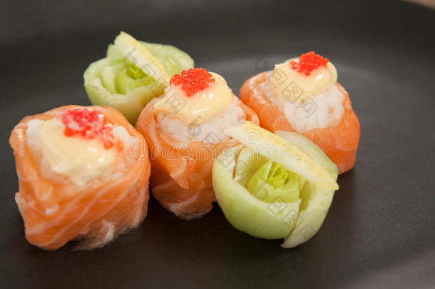 num.三生鱼片寿司寿司serve的过去式采用黑的盘子