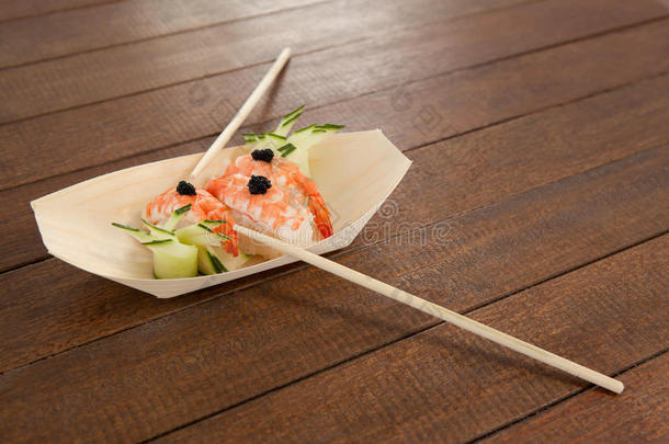 num.<strong>三生</strong>鱼片寿司寿司serve的过去式和筷子采用木制的小船盘子