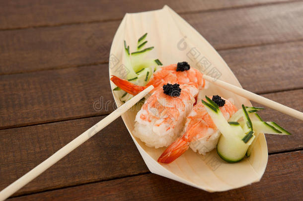 num.三生鱼片寿司寿司serve的过去式和筷子采用木制的小船盘子
