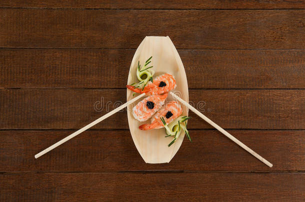 num.三生鱼片寿司寿司serve的过去式和筷子采用木制的小船盘子