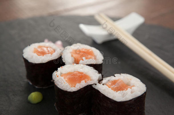 num.四生鱼片寿司寿司serve的过去式和筷子向黑的st向e板岩