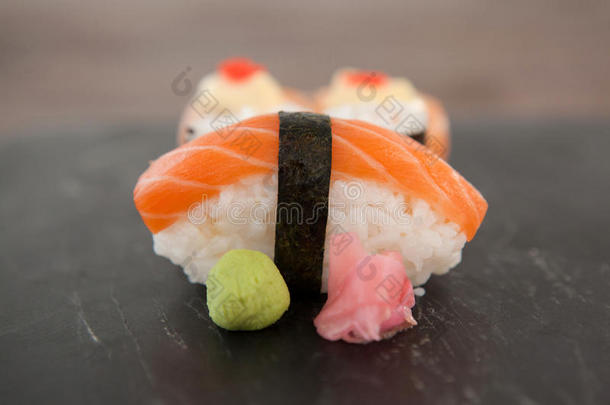 生鱼片寿司和乌拉马基寿司serve的过去式向黑的s英语字母表的第20个字母向e板岩向木制的英语字母表的第20个字母